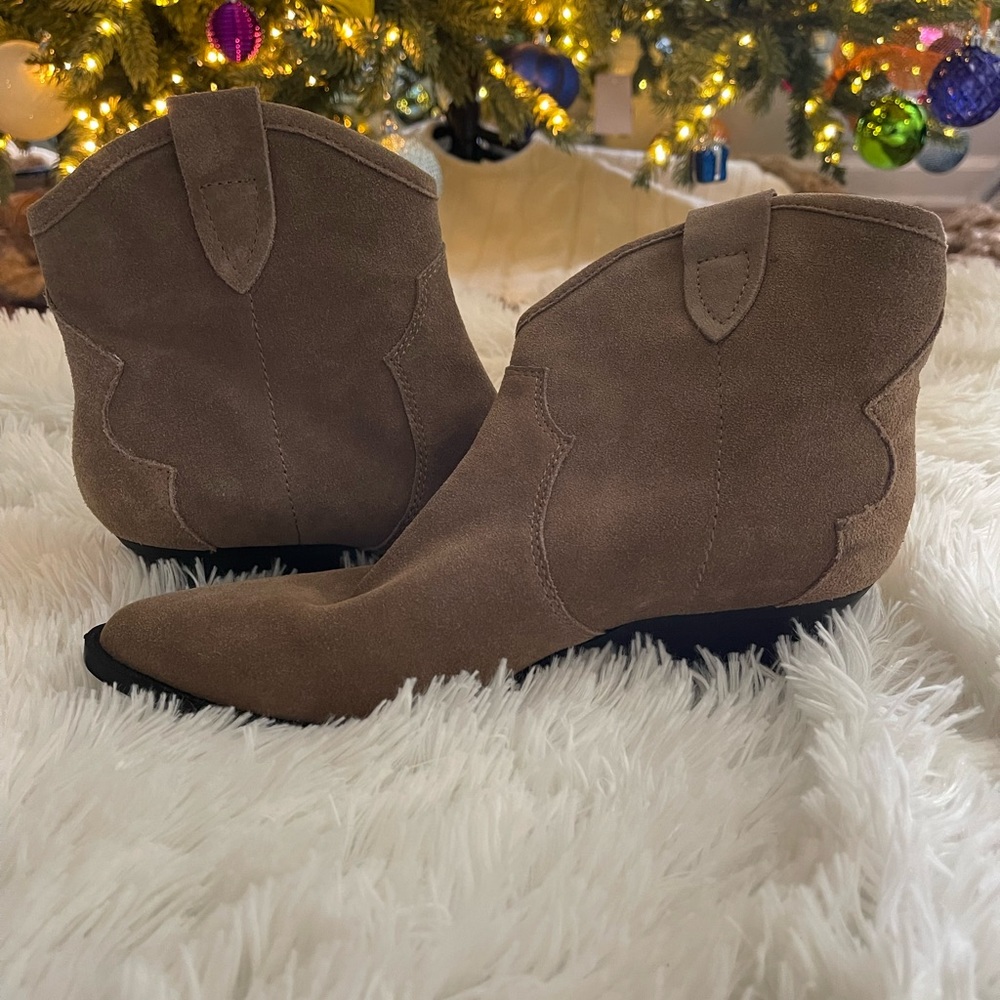 Chelsea & Violet Goldy suede booties